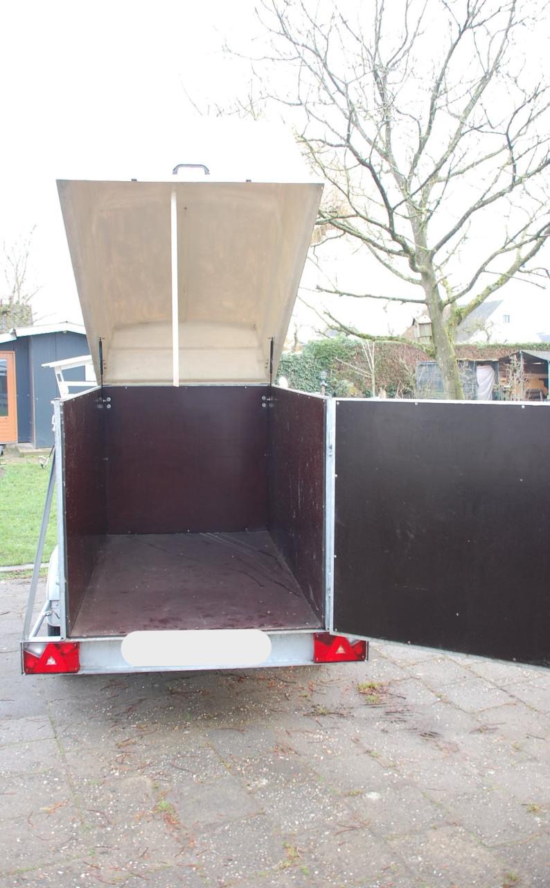 Gesloten aanhangwagen met hefdak