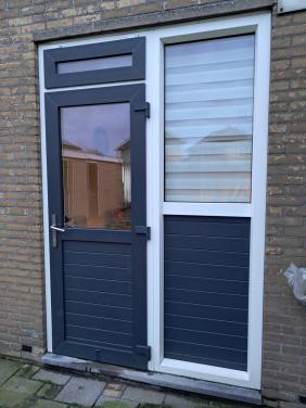 Kunststof achterdeur en kozijn inclusief raam