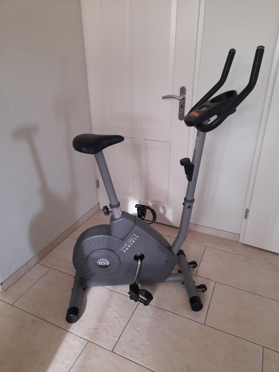 Hometrainer (werkt naar behoren ) in goede staat!  In zwaarte verstelbaar