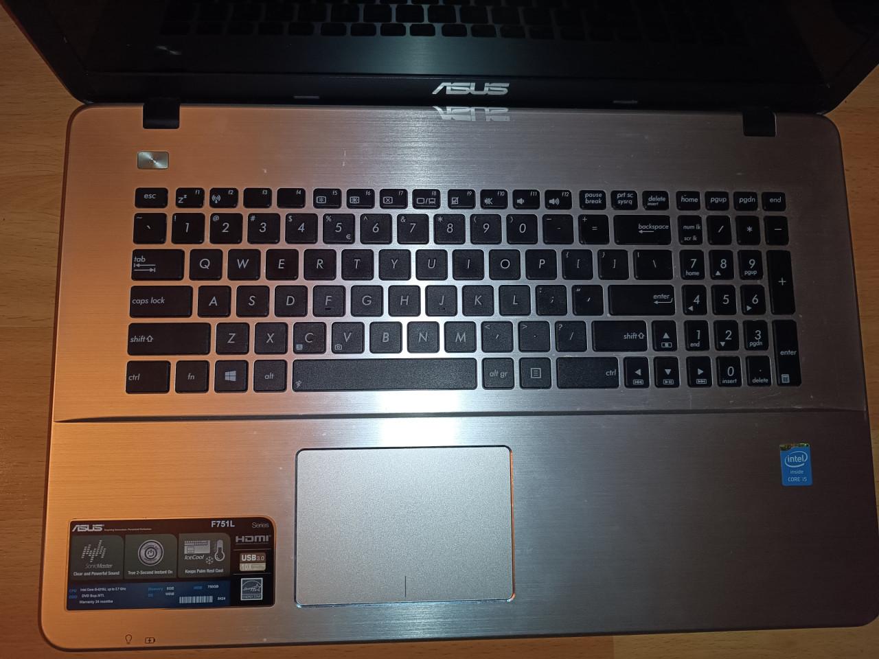 Laptop Asus F571L