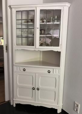 Witte hoekkast met glas-in-lood details