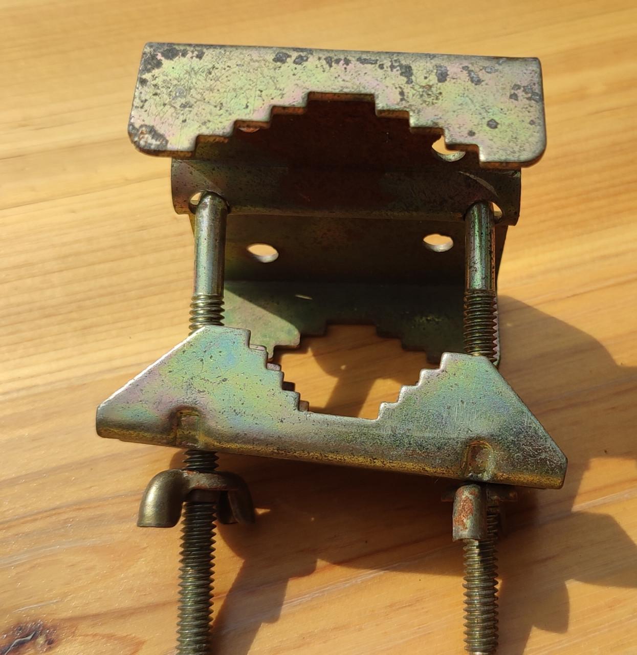 Klemmenset voor montage van een antenne