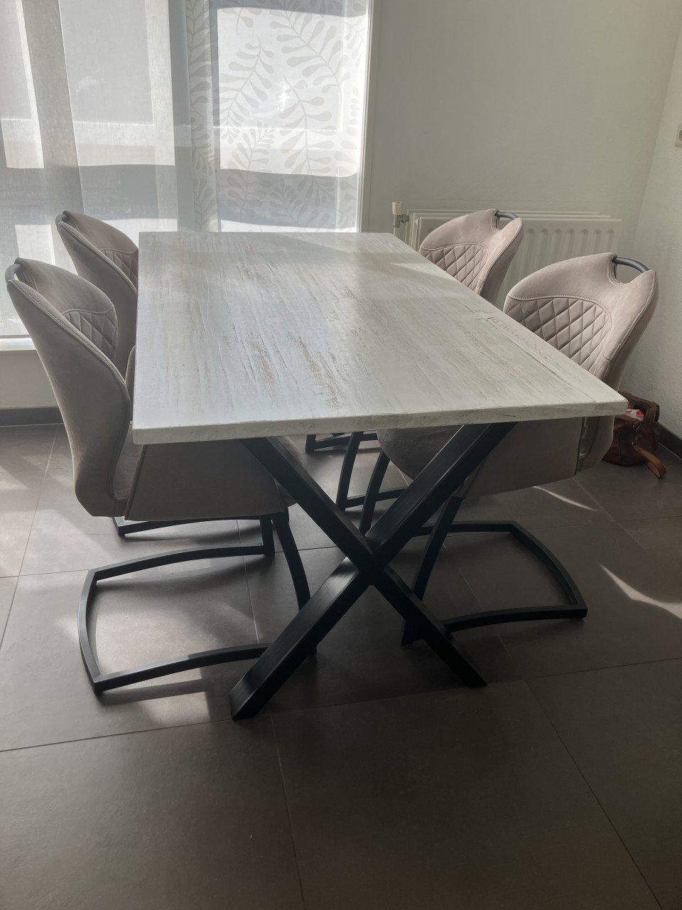 Tafel incl 4 stoelen.  75,-€