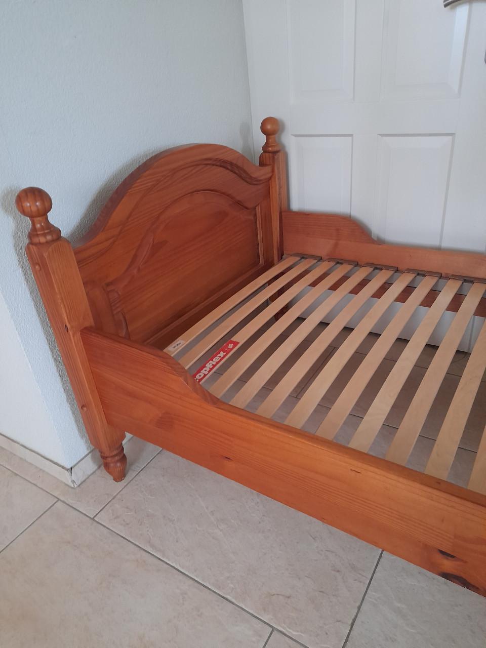 Massief houten bed 90 x 200 ( in goede staat )
