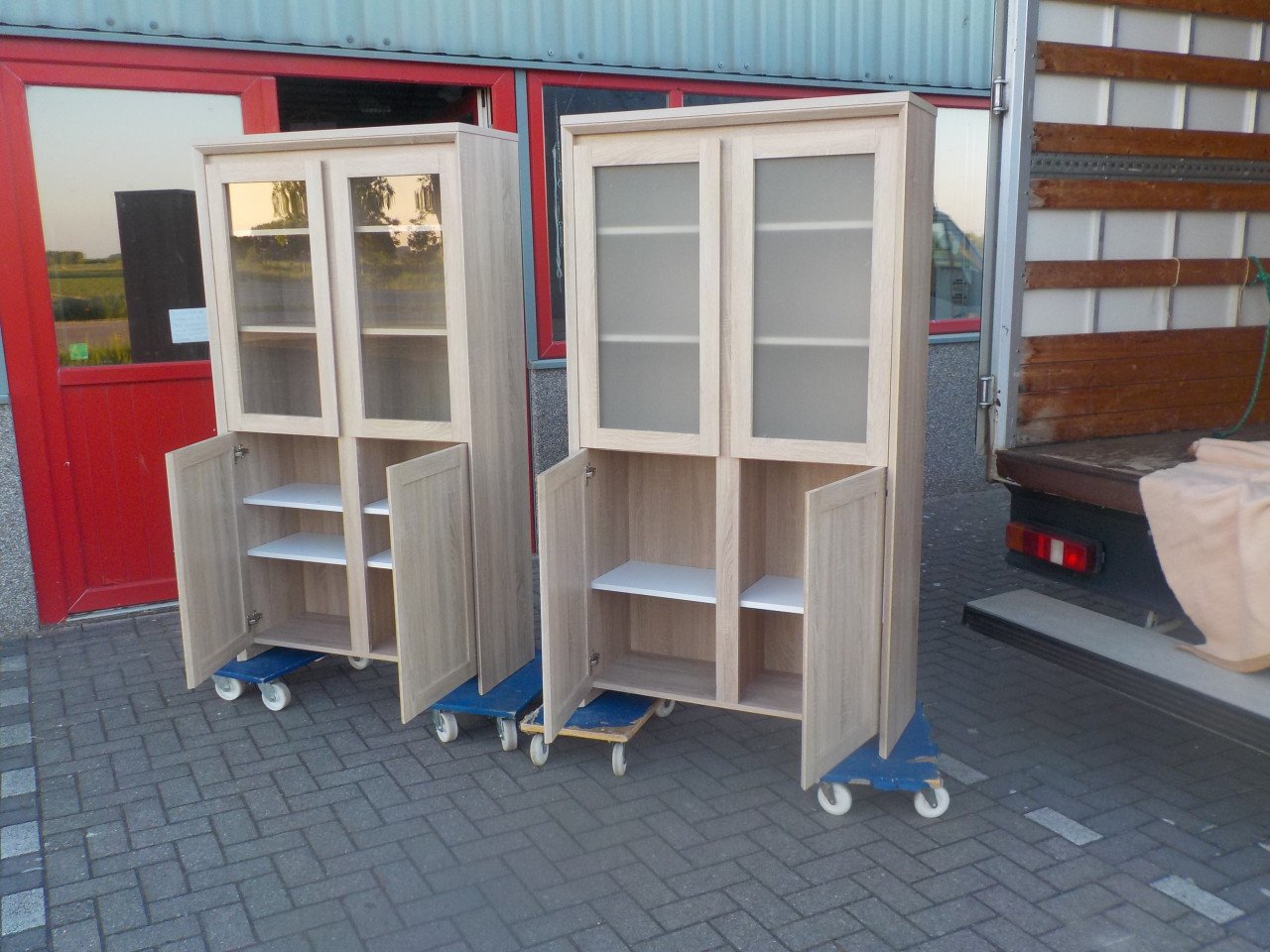 2 dezelfde kasten ,alleen  de 1 met mat glas de ander met gewoon glas set
