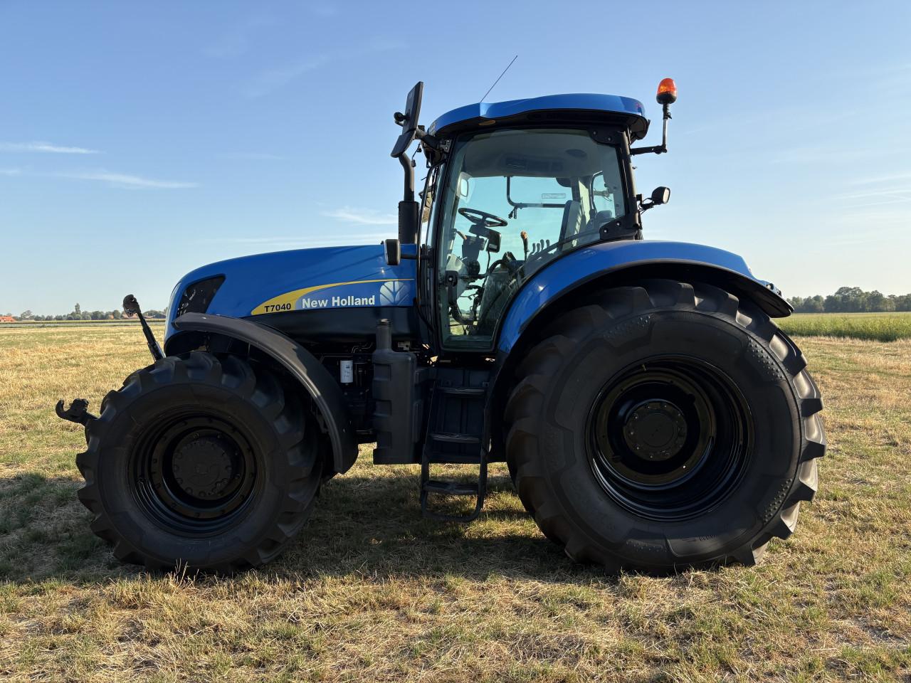 New Holland T7040