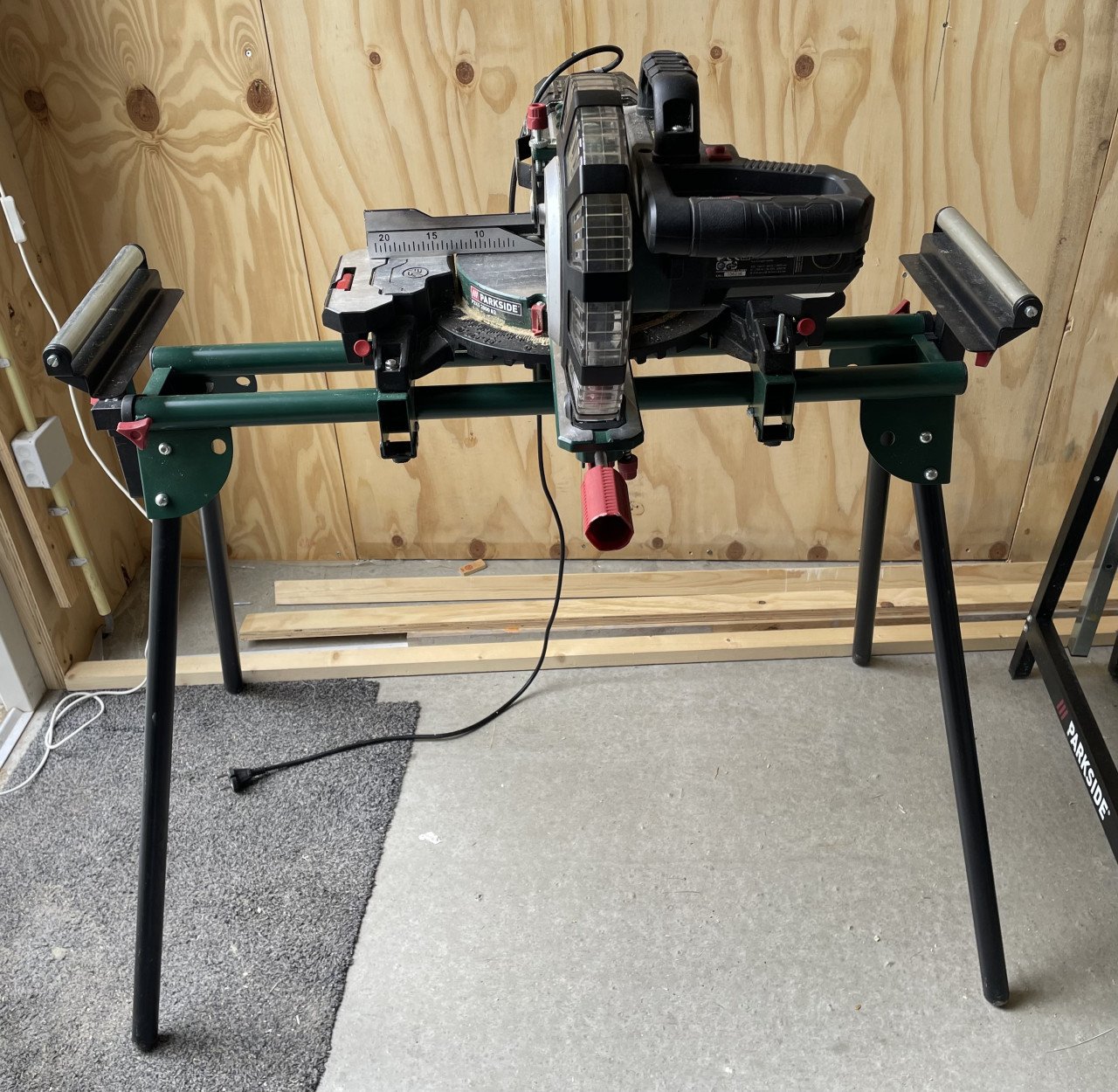 Universeel machineonderstel o.a. voor afkortzaag