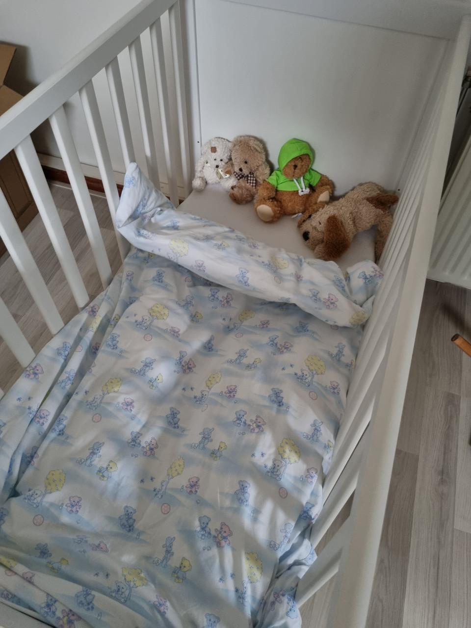 Te koop mooi kinderledikantje wit met matrasje