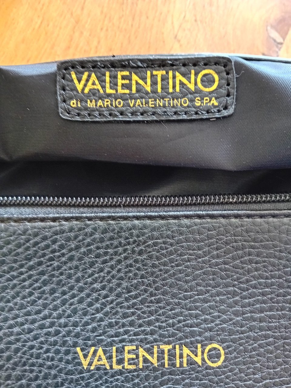 Nieuw met prijskaartje er nog aan, zwarte Valentino damestas.