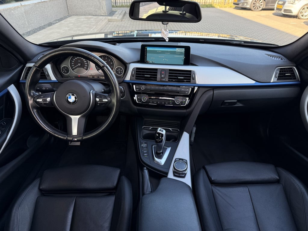BMW 3-serie 320i m-sport | 360 camera | head-up | leder | schuif / kantel d
