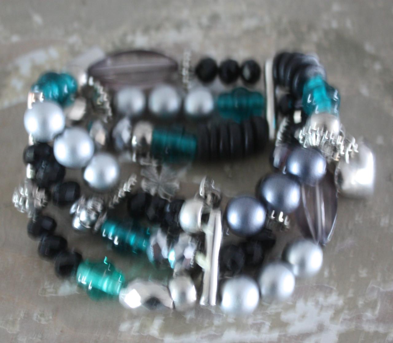 Armbandje rekbaar met groengrijze en bedeltjes