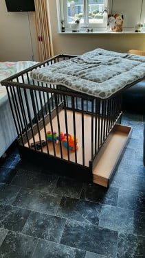 Gratis nette box met verhoogde vloer en lade