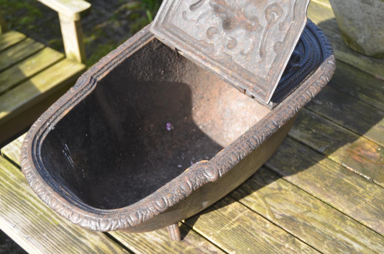 Fraaie, en zware, gietijzeren Kolenkit Leeuwenkop