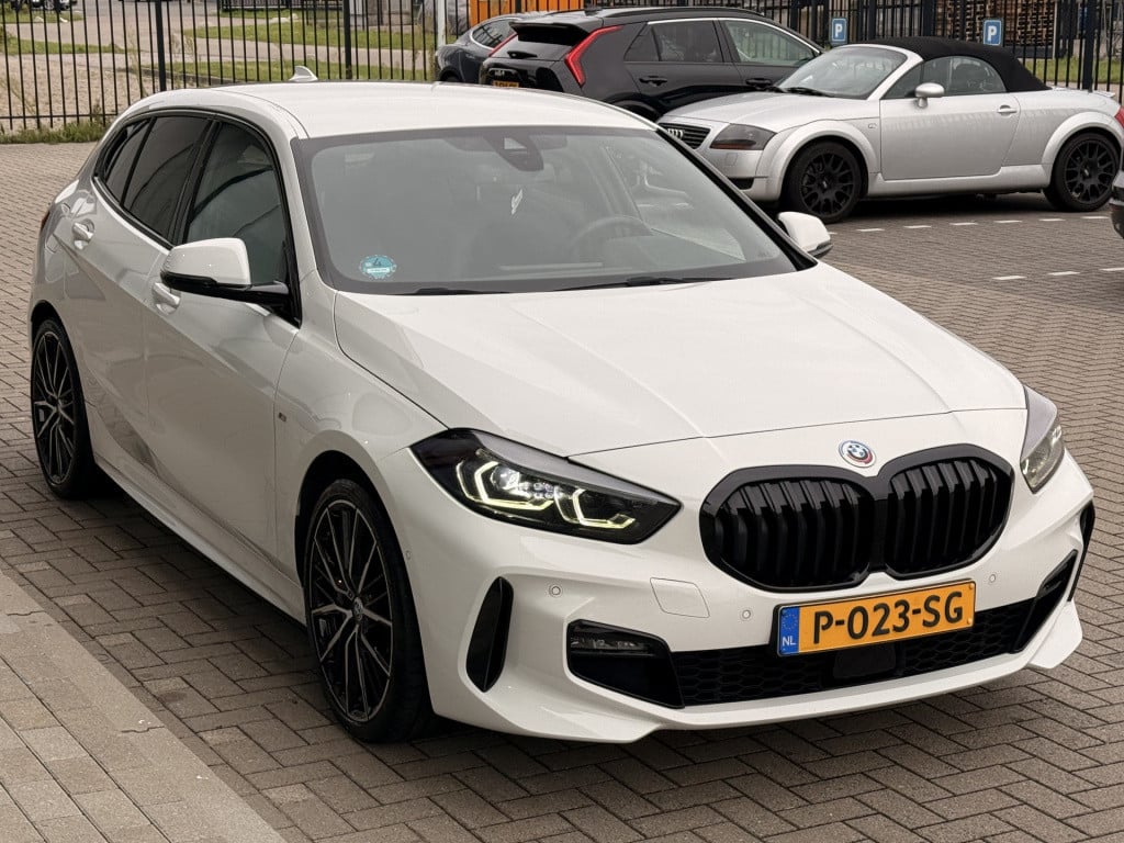 BMW 1 Serie 118i executive m-sport | stoelverwarming | led | stuurverwarmin