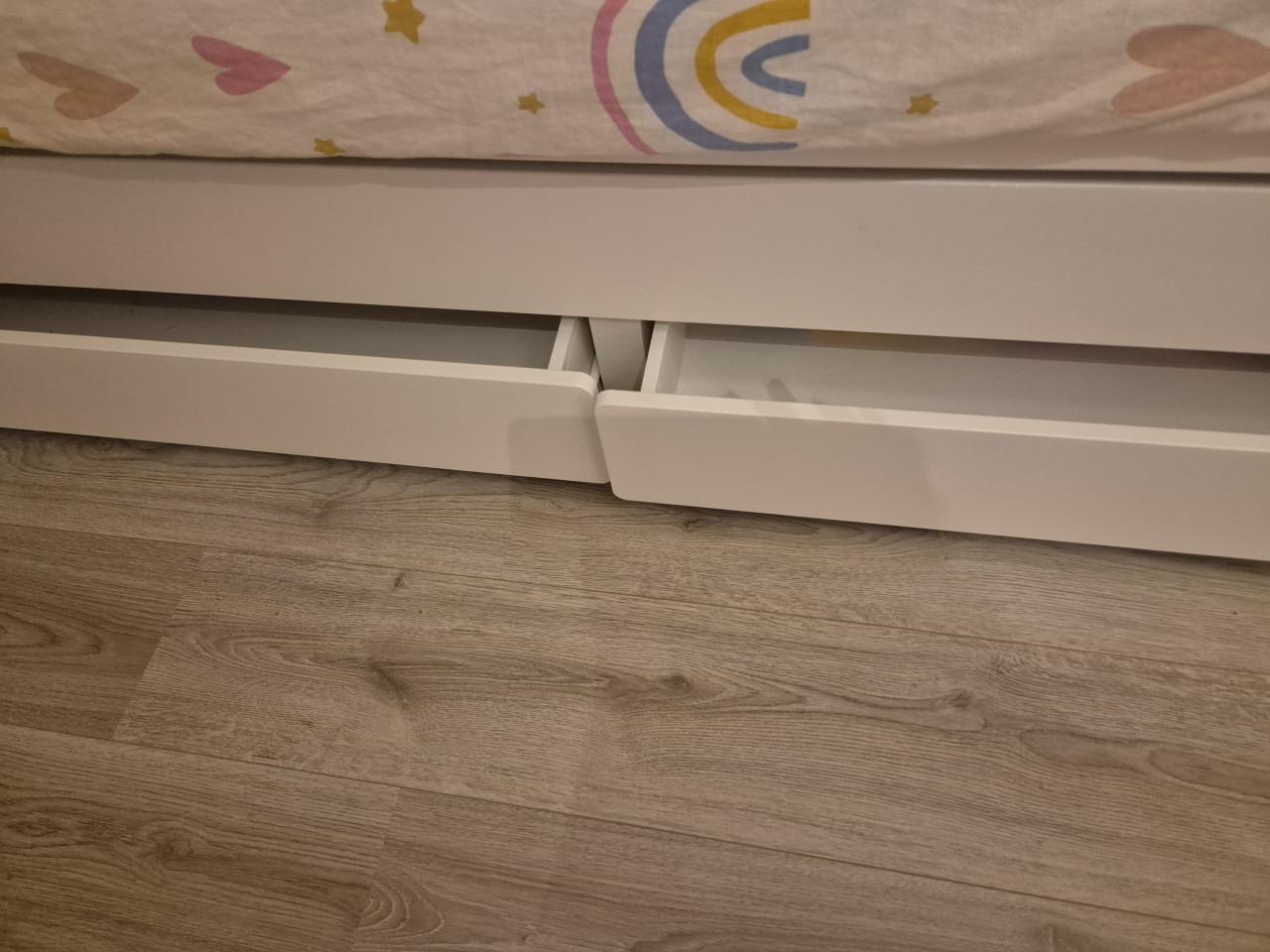 Eenpersoonsbed met onderbed en opberglades