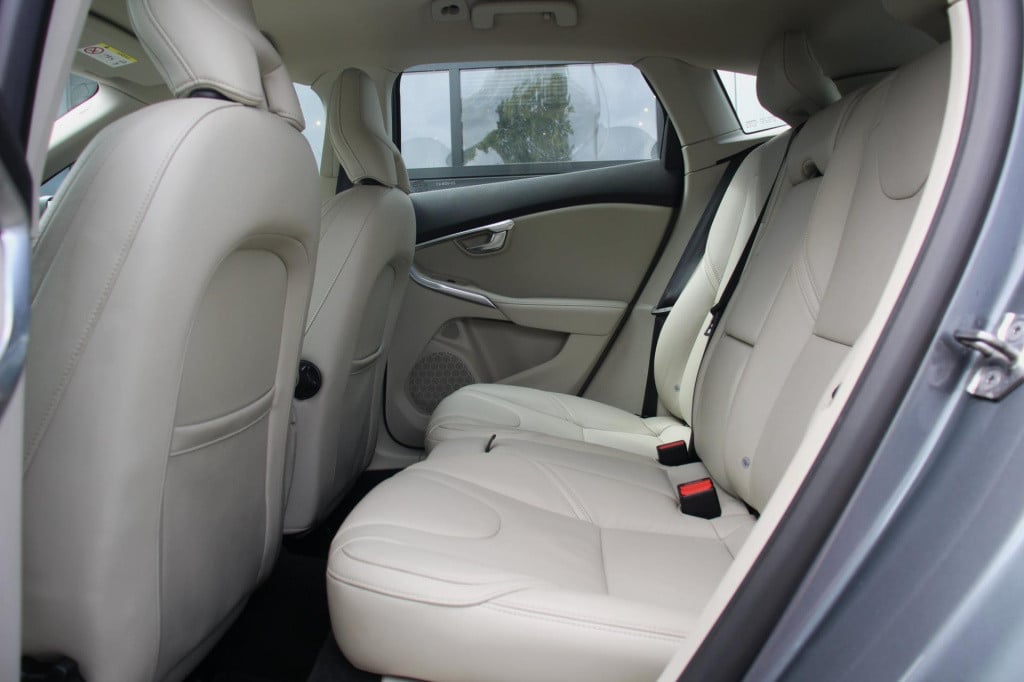 Volvo V40 2.0 t2 inscription - actieprijs: €15.745,- t/m 20 augustus!