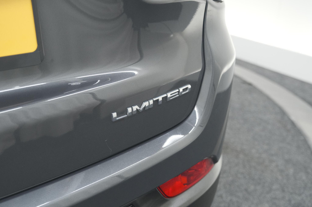 Jeep Compass 4xe 190 plug-in hybrid electric night eagle | camera | apple c