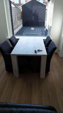 Eettafel beuken & 4 stoelen op wieltjes antraciet weg is pech!