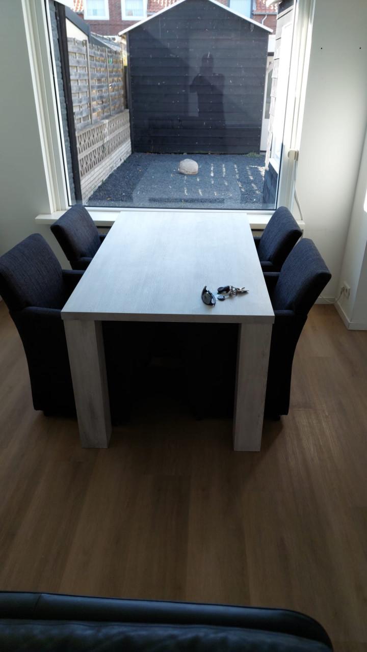 Eettafel beuken & 4 stoelen op wieltjes antraciet weg is pech!