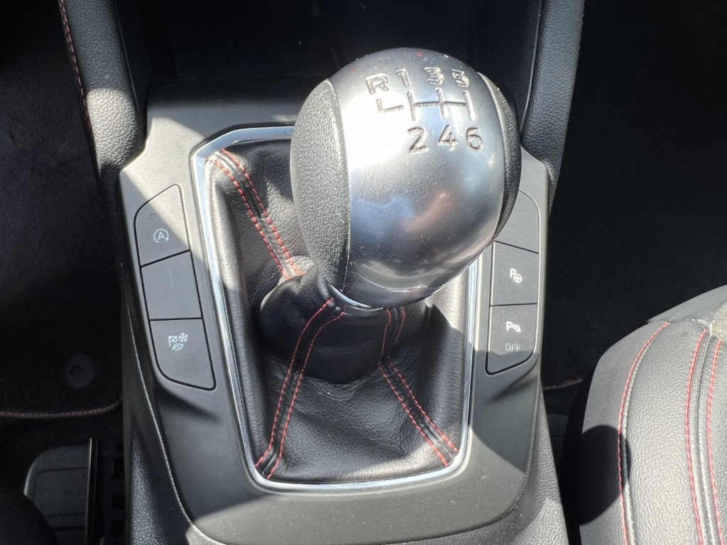 Ford Kuga 1.5 ecoboost 150pk 2wd st-line x , trekhaak , winterpack ,head up