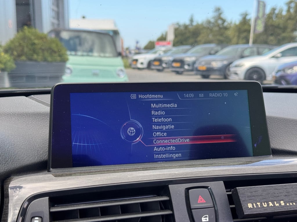 BMW 4 Serie cabrio 428i high executive * nl auto nap * stoel + nek verwarmi