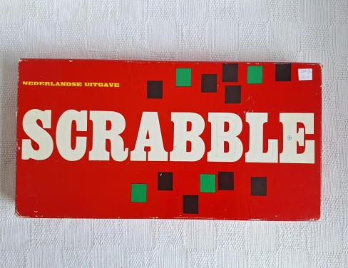 Scrabble met houten steentjes