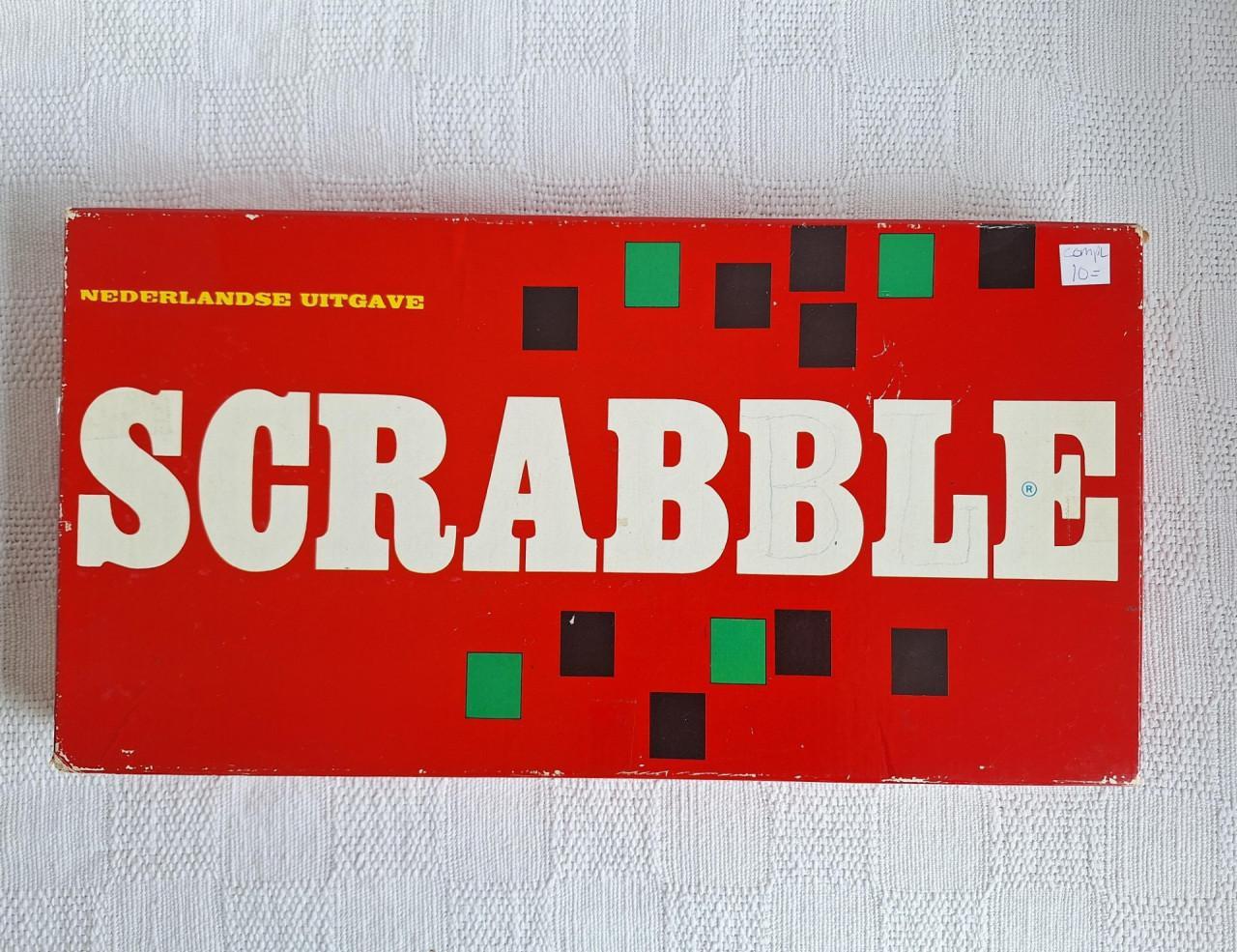 Scrabble met houten steentjes