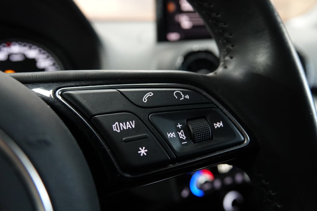 Audi Q2 30 tfsi | stoelverw. | leder | pdc |