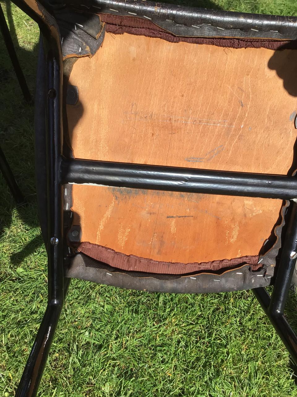 Vintage stoelen die wat zorg en liefde nodig hebben