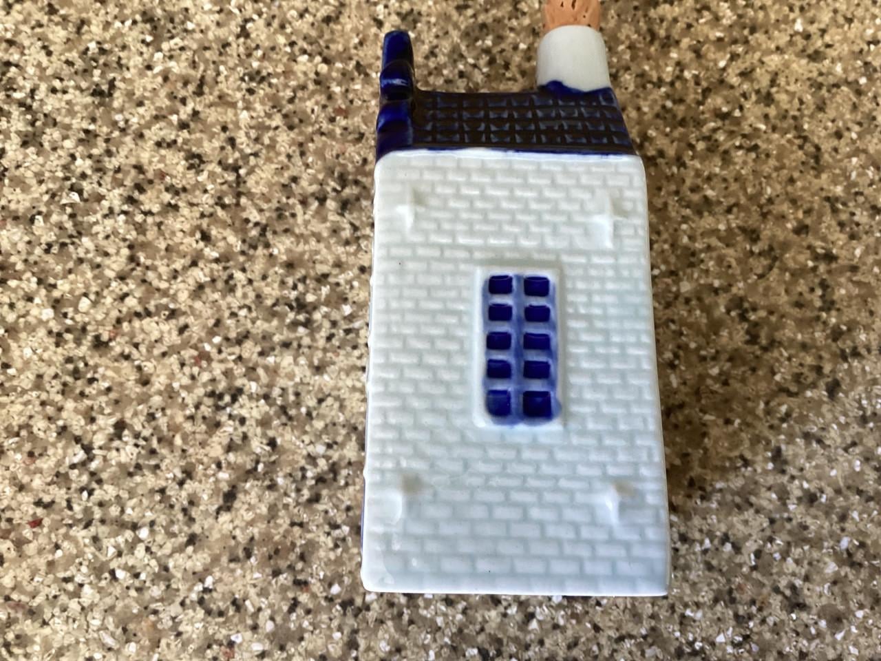 Grachtenpandje.   Handpainted.   Kleur: Delfts Blauw.     Nr. 5021.