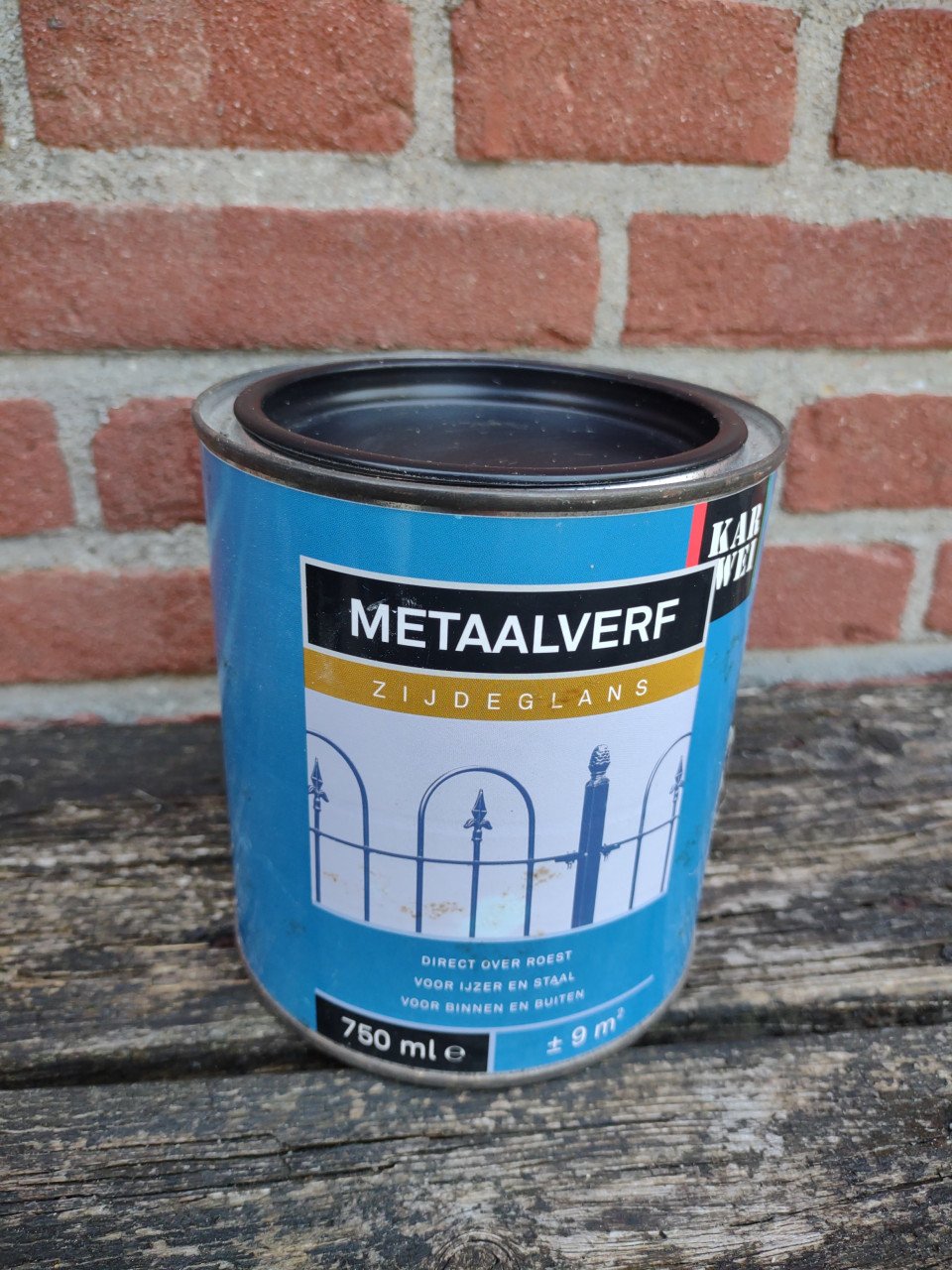 Nieuwe zwarte metaalverf, zijdeglans verf, direct over roest.