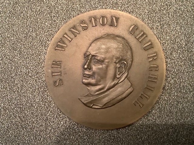 Bronzen penning Sir Winston Churchill.