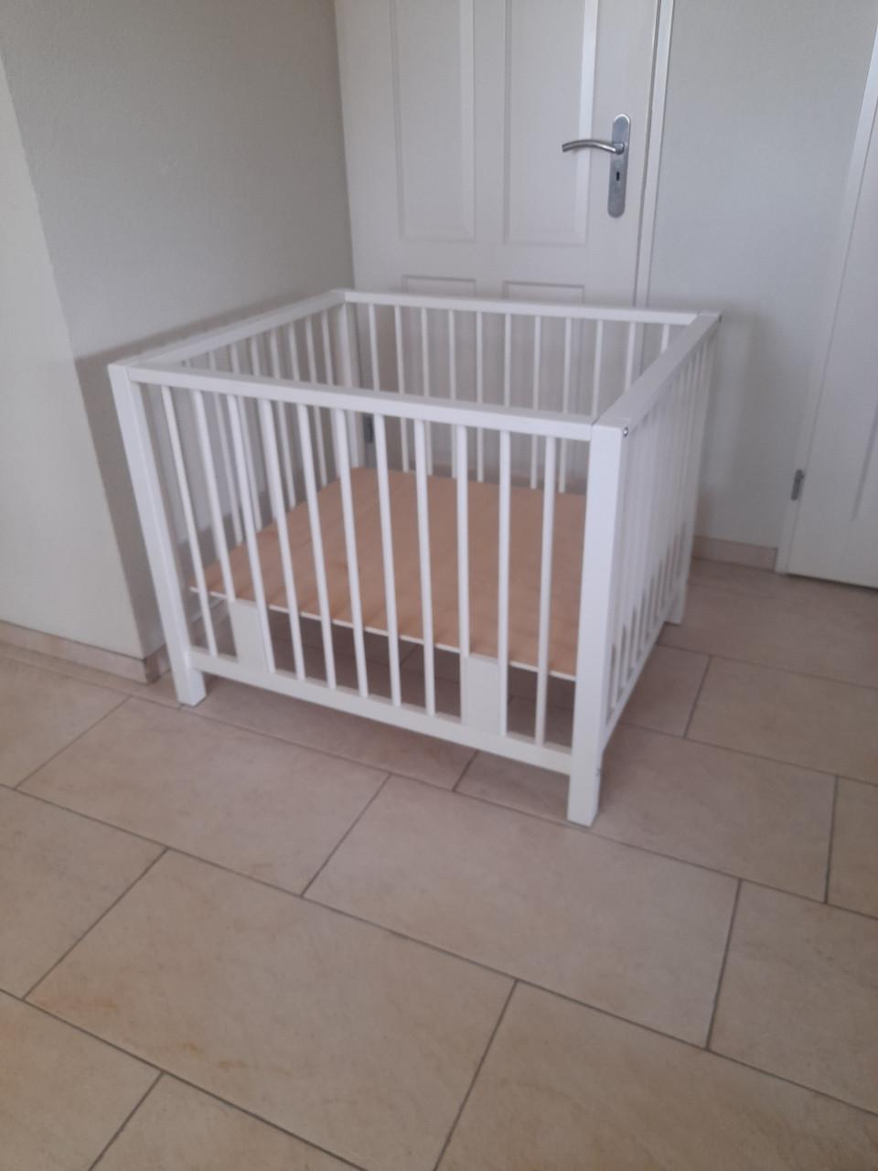 Witte box  (in goede nette staat )in hoogte verstelbaar!