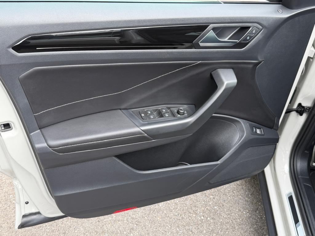 Volkswagen T-roc 1.5 tsi 150pk dsg r-line | trekhaak | camera | keyless | e