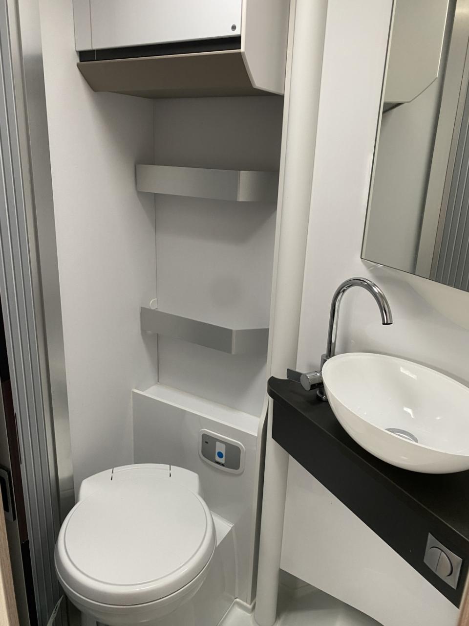 Adria Onbekend compact dl