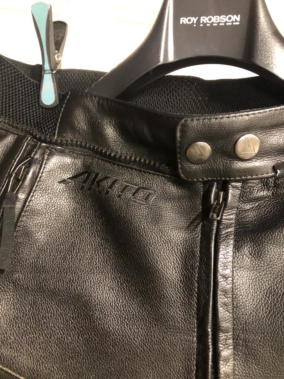 Akito motor jas +broek jas is maat D 14 Uk16….broek is maat D50 Uk32