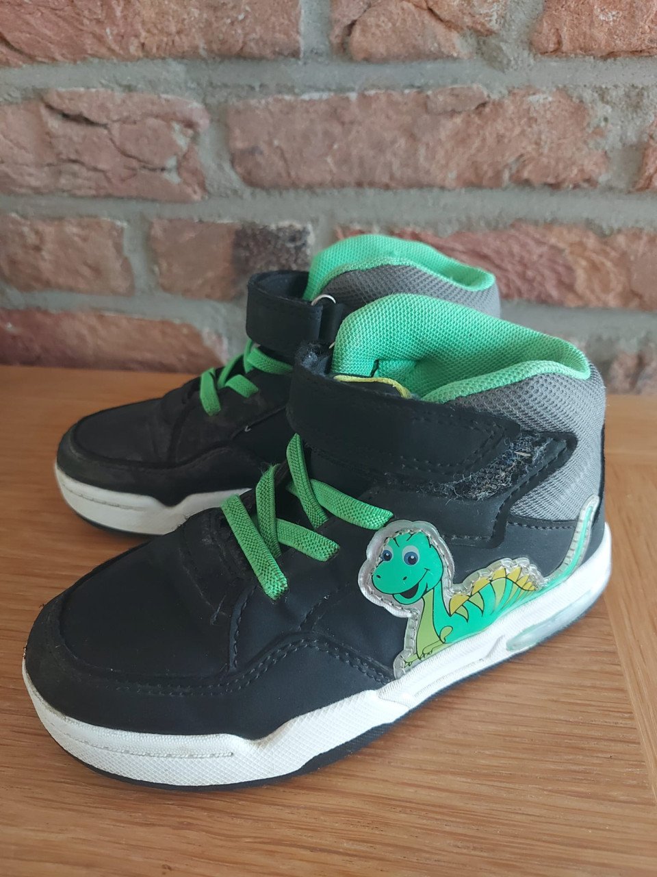 Z.g.a.n. Dino sneakers met lichtjes in de zolen (maat 27 )