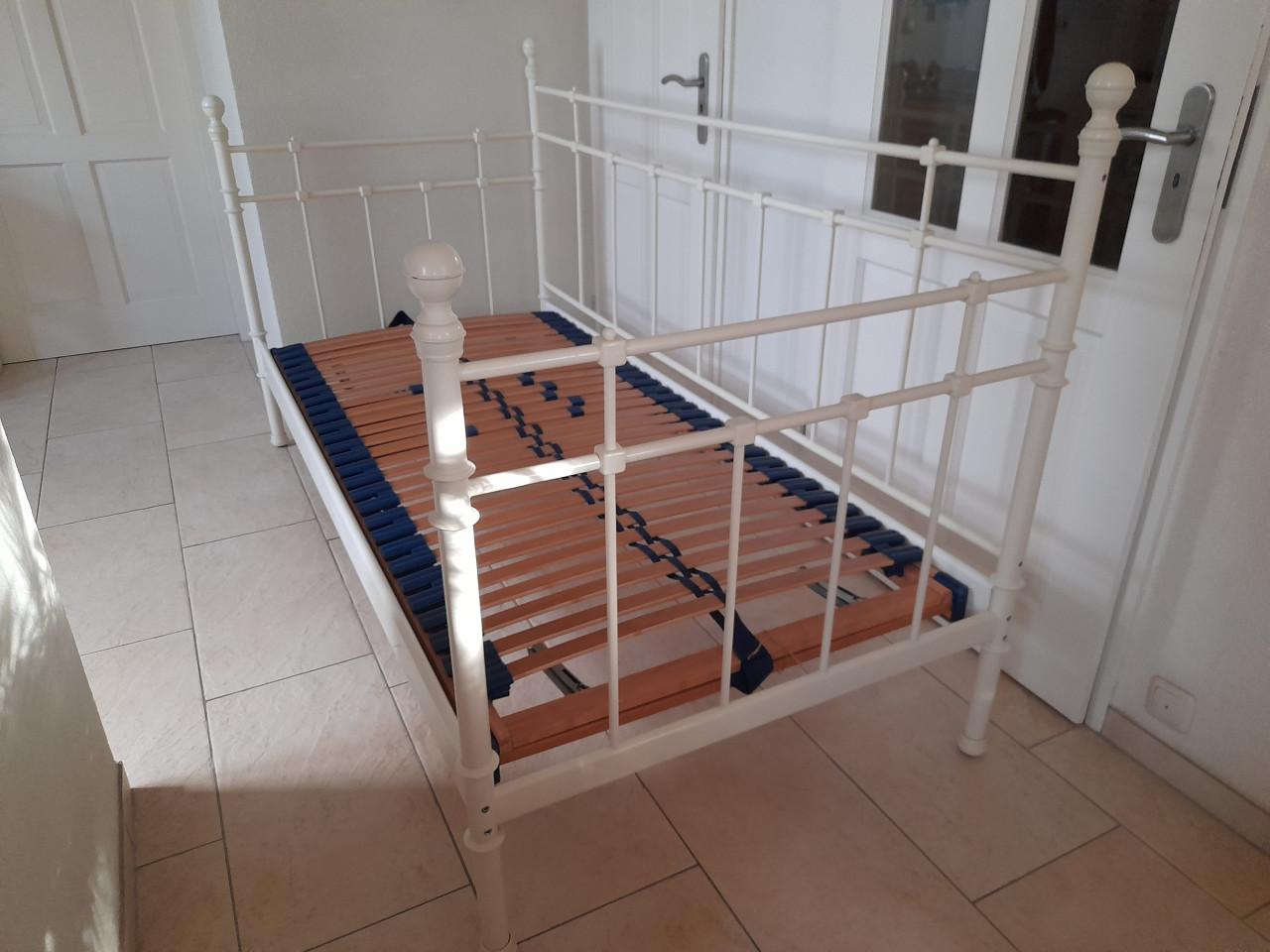 Metalen 1 persoons bed 90x 200 met verstelbare lattenbodem (in goede staat)