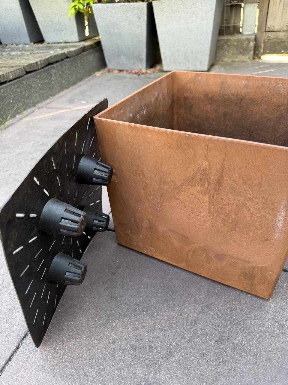 Roestkleurige kunstof plantenbak met afvoer bodem 27x27