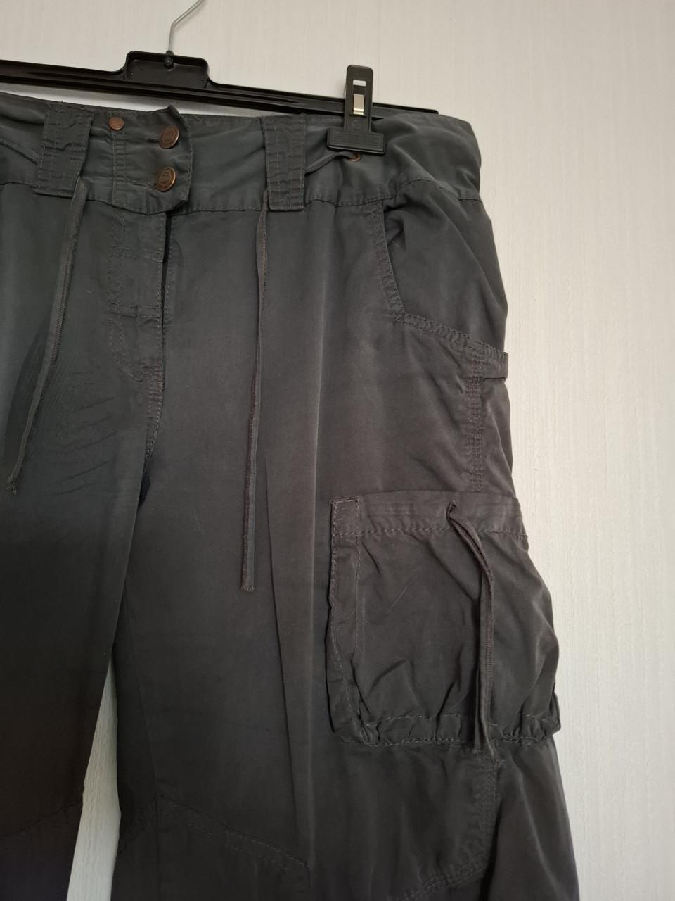 Didi broek met extra zakken en strikdetails. Grijszwart. Maat 44.
