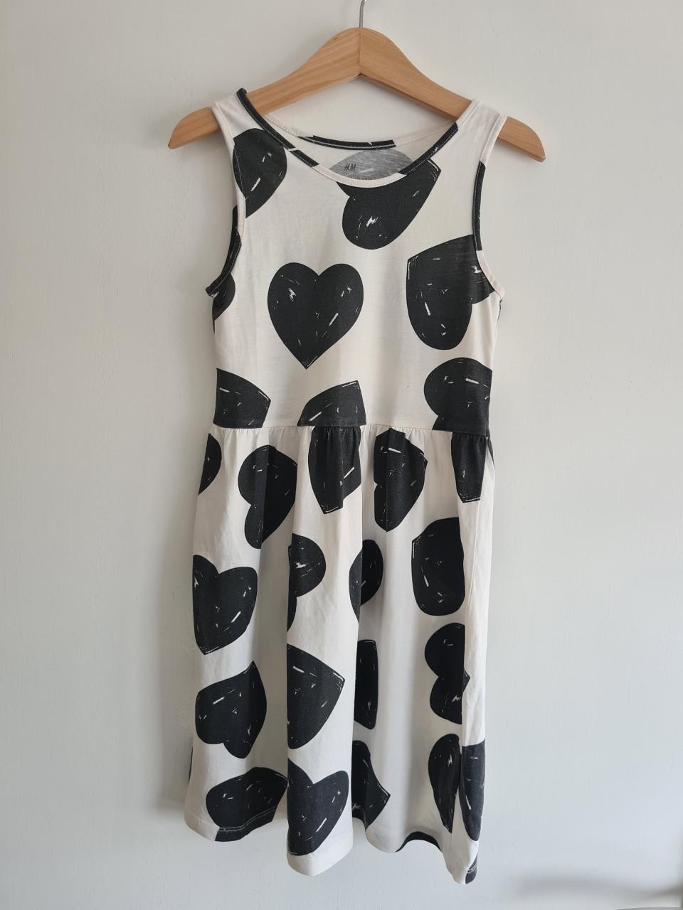 Ecru witte jurkje met zwarte hartjes van H&M  Maat 122-128
