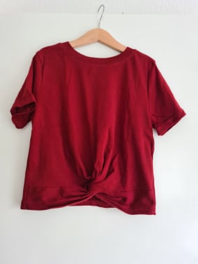 Bordeau rood shirt met knoop detail Mt 128-134