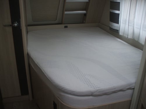 Topper op maat gemaakt voor een fransbed in caravan.