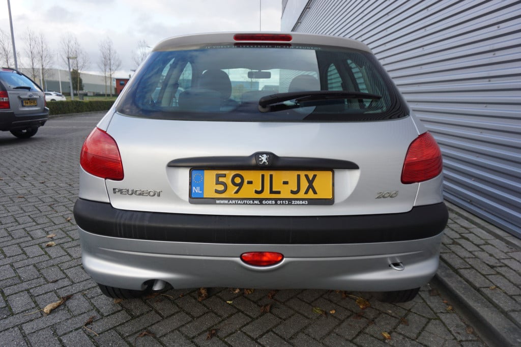 Peugeot 206 1.4 xt automaat - elektr. ramen / nieuwe apk!