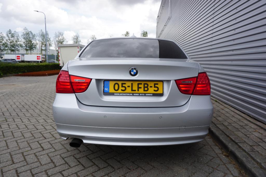 BMW 3-serie 316i business line airco / navi / cruise / carplay / parkeers. 