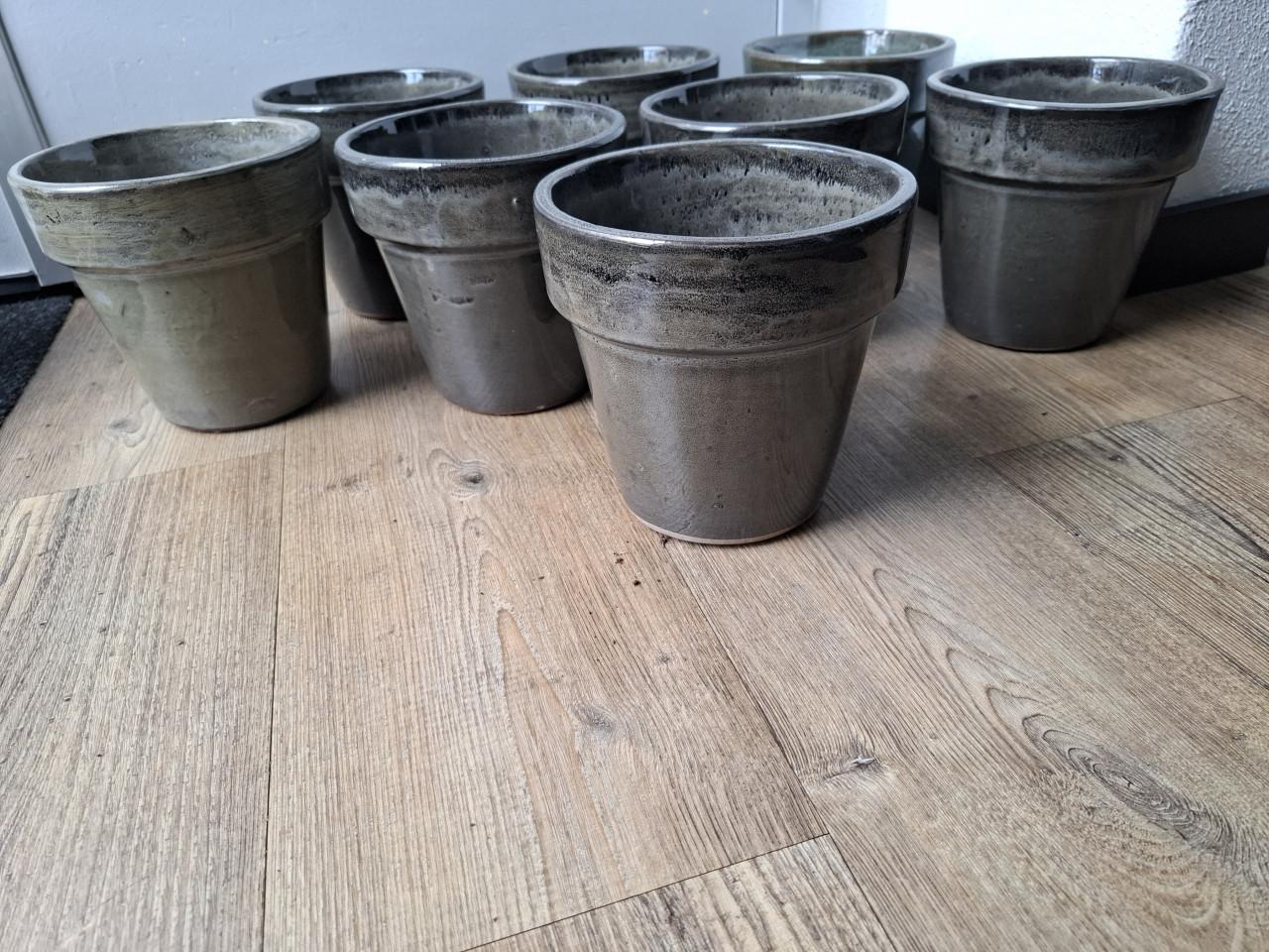Acht geglazuurde bloempotten