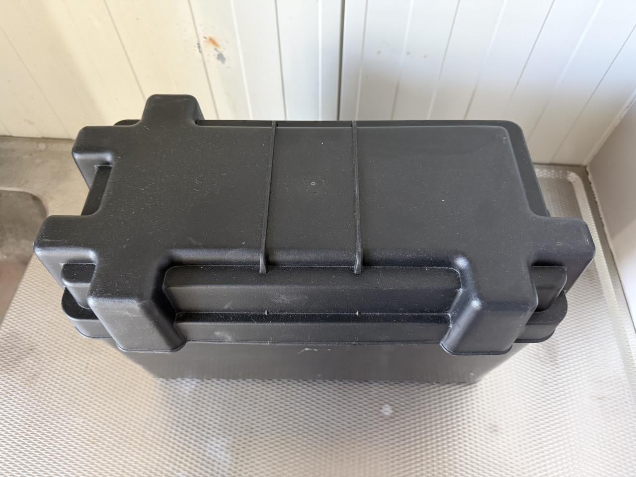 Kunststof accubak met riem voor caravan, camper, boot, etc..