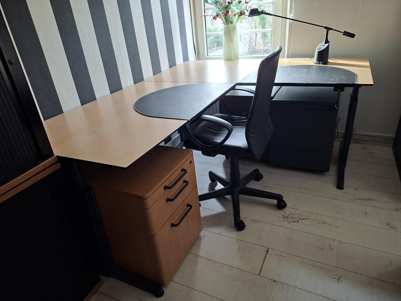 Complete kantoor/thuis werkplek (bureau, kasten en ladenblok en stoel)