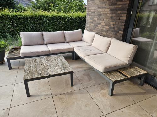 Tuin lounge met tafel (op te knappen)