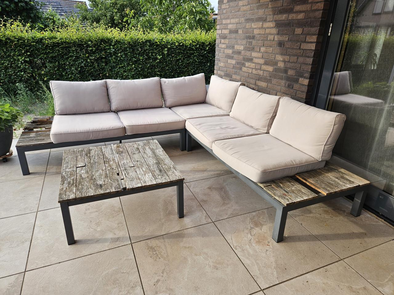 Tuin lounge met tafel (op te knappen)
